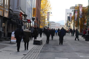 Folk i gågata i Trondheim