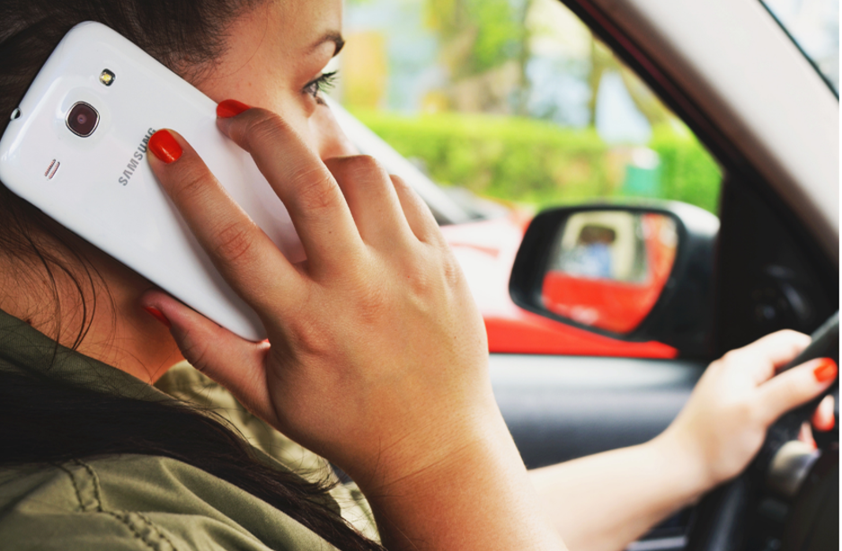 Nesten 40 personer blir stanset for mobilbruk i bil hver dag